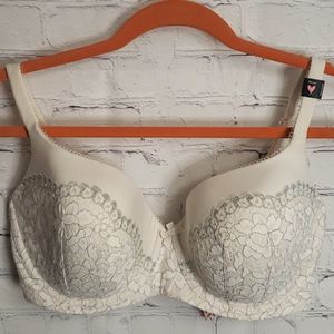 NWT Victorias Secret Bra..Ivory with Silver lace accent Size 36DDD